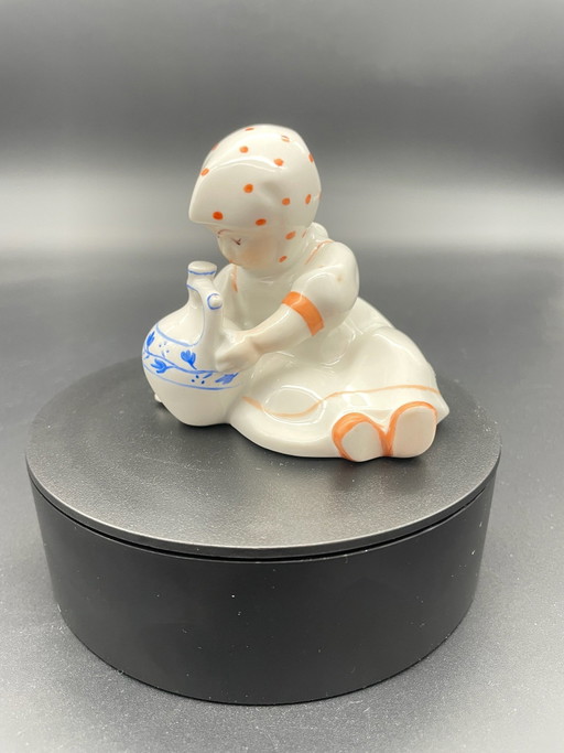 Zsolnay Pécs – Figurine Vintage en Porcelaine Fille avec Cruche, Hongrie