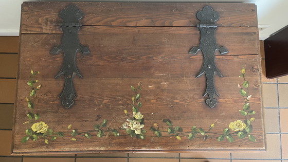 Image 1 of Antike handbemalte Truhe