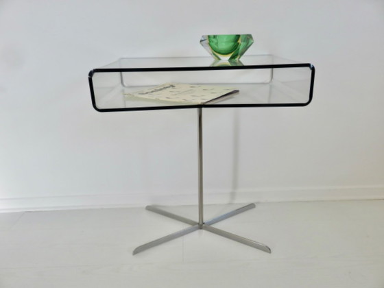 Image 1 of Mesa auxiliar "Roche Bobois" de plexiglás y metal cromado, Francia, años 80