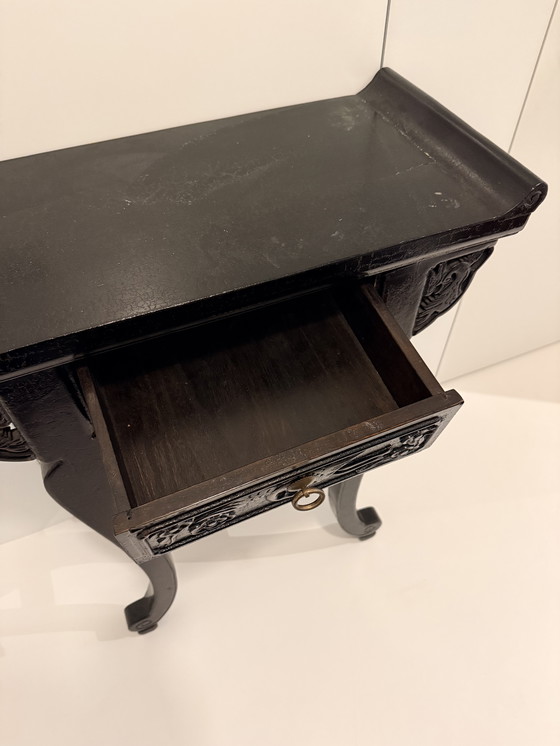 Image 1 of Consolle orientale vintage in legno nero con cassetto.