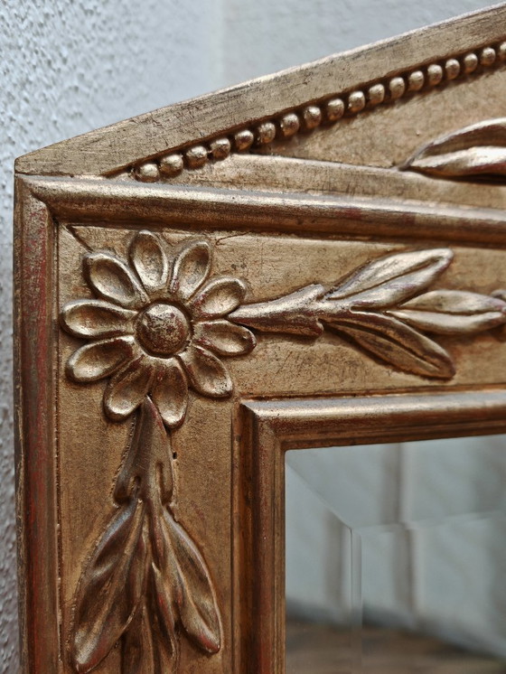 Image 1 of Miroir rectangulaire en haut avec triangle avec cadre en bois, doré de succession