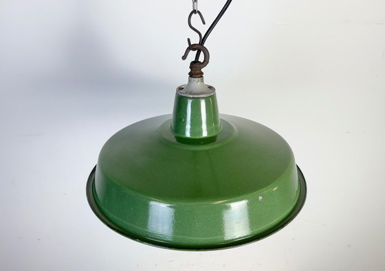 Image 1 of Industriële groene emaille fabriekshanglamp, jaren 60
