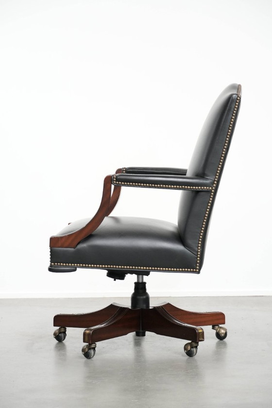 Image 1 of Zwarte rundleren en houten chesterfield bureaustoel in Engelse stijl op wieltjes