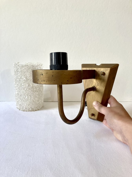 Image 1 of Drei Wandleuchten aus vergoldetem Metall und Plexiglas mit Eis-Effekt, 1960er-70er Jahre