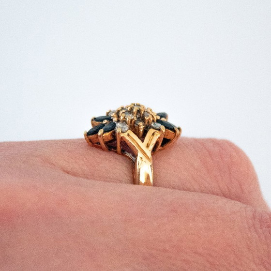 Anello vintage color oro con strass neri e trasparenti: design elegantemente dettagliato. (photo 6 of 11)