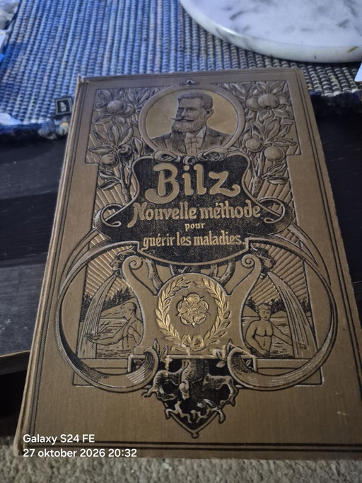 Ancien livre médical de référence