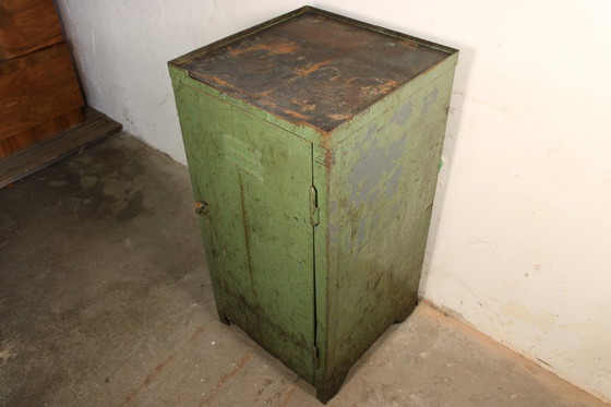 Image 1 of Armoire métallique industrielle antique • Armoire d'atelier vintage verte patinée • Style loft et usine