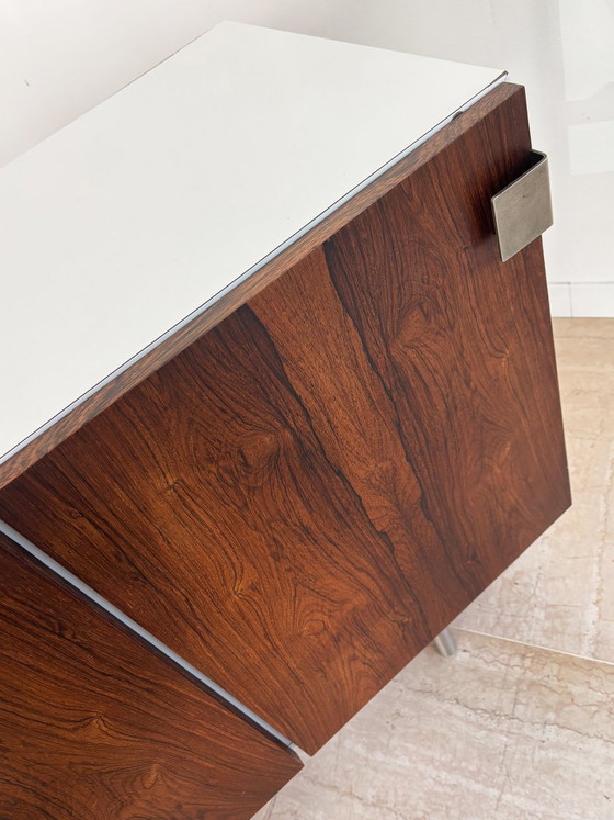 Credenza in formica bianca e legno scuro, Italia, anni '60 – Credenze con vetrina, Metallo (photo 10 of 19)