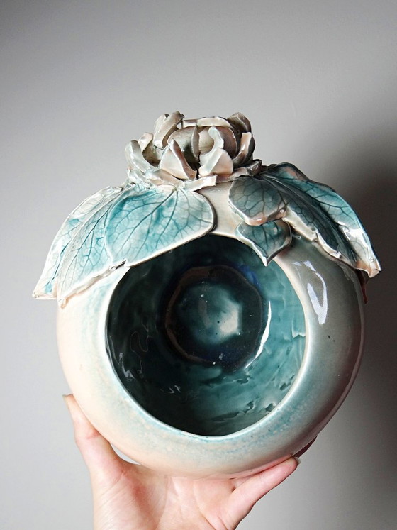 Image 1 of Vaso rotondo con decorazione floreale in rilievo, in ceramica artigianale, firmato Dina vintage.