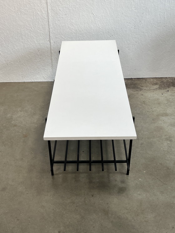 Image 1 of Table basse vintage, plateau en bois blanc sur structure en acier noir. 1970's