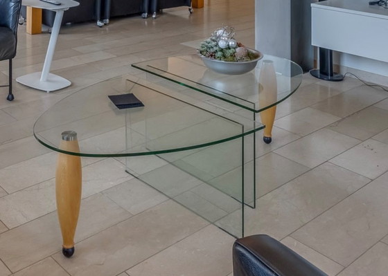 Image 1 of Jaren ’90 Italiaanse mid century salontafel set – 2x glas + massief licht notenhouten poot