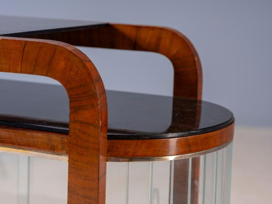 Vetrina vintage Art Déco con struttura in legno curvato e ante in vetro, 65 × 82 × 39 cm – Vetrine, Wood (photo 9 of 9)