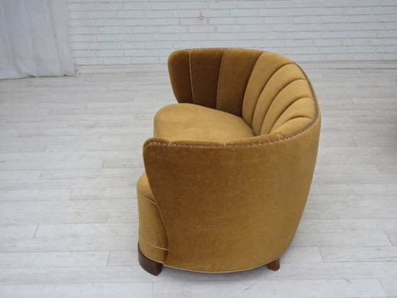 Image 1 of Deense "Banan" tweezitsbank uit de jaren 60, origineel olijfgroen meubelvelours.