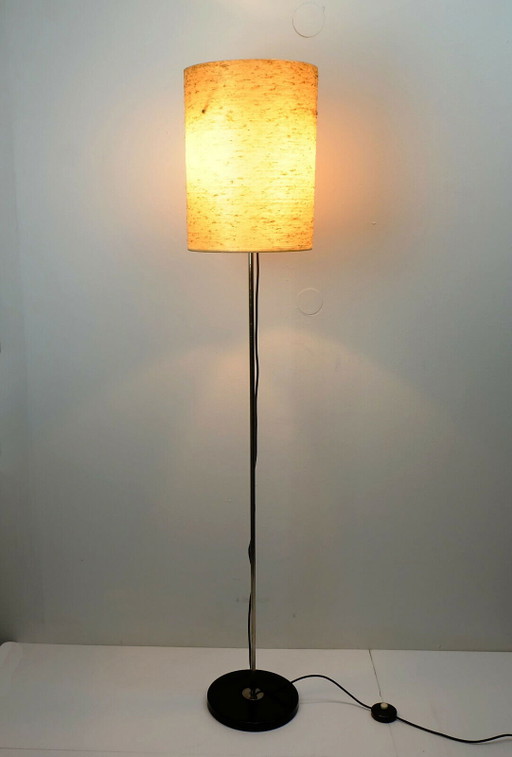 Lampada da terra con paralume in fibra di vetro, metallo cromato nero, anni '60
