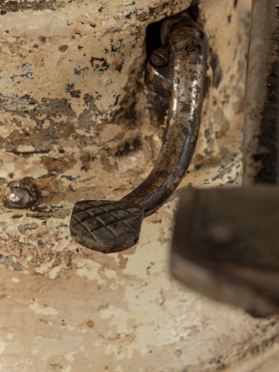 Image 1 of Industrieller Linoleumtisch mit gusseisernem Gestell