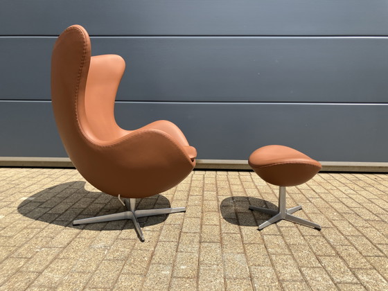 Image 1 of 2 sillas Egg de Fritz Hansen + otomana de cuero color coñac ¡En perfecto estado!