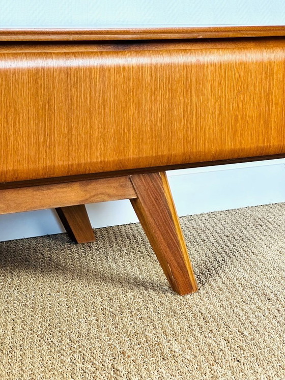 Image 1 of Aparador bajo escandinavo de teca con 3 cajones y patas inclinadas, 1960.