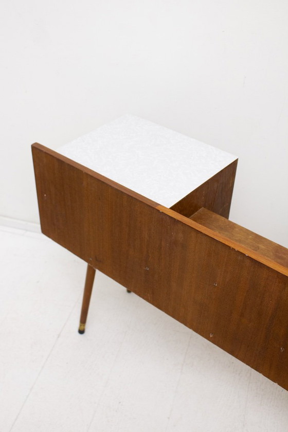 Image 1 of Meuble bas vintage en bois des années 60 avec plateau en Formica et poignées en laiton