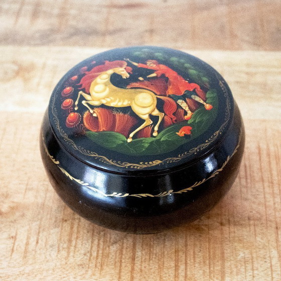 Image 1 of Joyero metálico de estilo folclórico ruso antiguo: caja lacada pintada a mano con tapa.