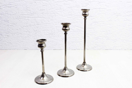 Trío de candelabros de metal plateado de la década de 1950