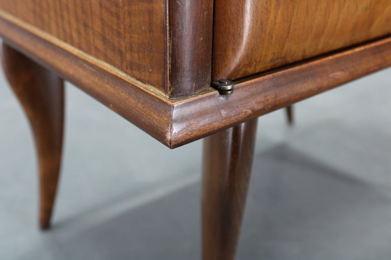 Image 1 of Pareja de mesillas de noche italianas de mediados de siglo en nogal con tapa de cristal, años 50