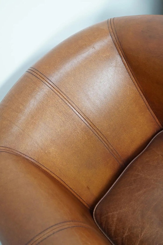 Image 1 of Dit paar cognackleurige leren clubfauteuils komt uit Nederland. Ze zijn bekleed met cognackleurig leer en zijn voorzien van meta