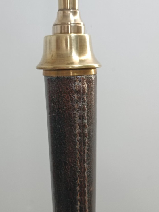 Met leer beklede messing lamp van Jacques Adnet, jaren 1950 – Tafellampen, Leather, Brass (photo 6 of 12)