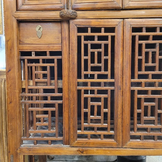 Image 1 of Mueble / Armario “Gabinete de erudito”, madera de olmo, trabajo de celosía, Dinastía Qing, s. XIX – China