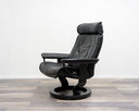 Un fauteuil relax scandinave avec pouf, fabricant Stressless Ekornes, modèle "Prince", cuir noir