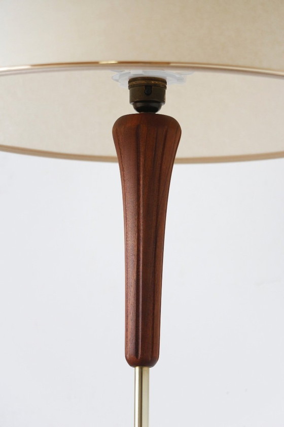 Image 1 of Vloerlamp van teak en messing uit de jaren 60 - Vintage verlichting