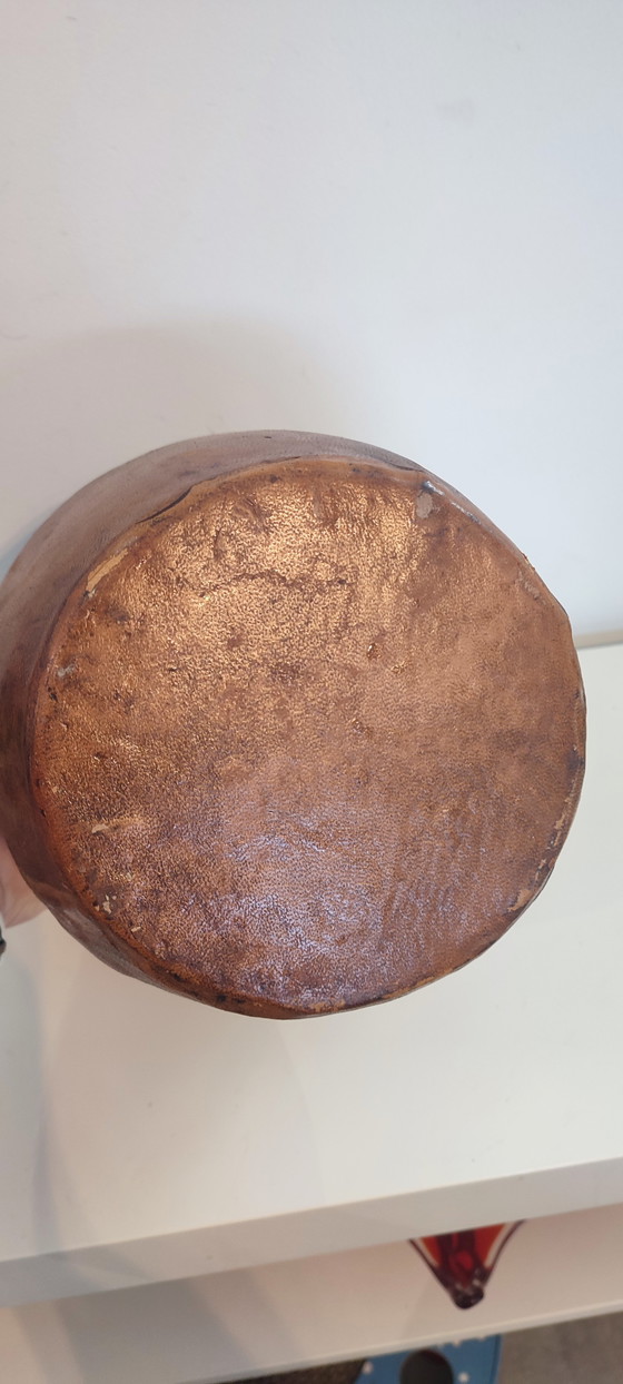 Image 1 of Gárgola , gran jarra de terracota recubierta de cuero