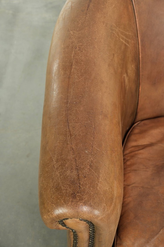Leuke grote en comfortabele vintage schapenleren clubfauteuil in een mooie lichte cognac kleur – Leather (photo 7 of 12)