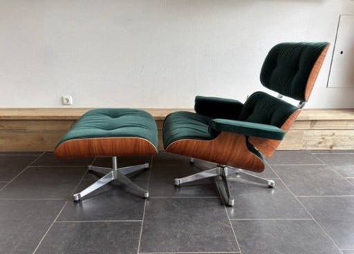 Nuova poltrona lounge Vitra + poggiapiedi Santos in velluto color palissandro, tessuto verde pino Calma