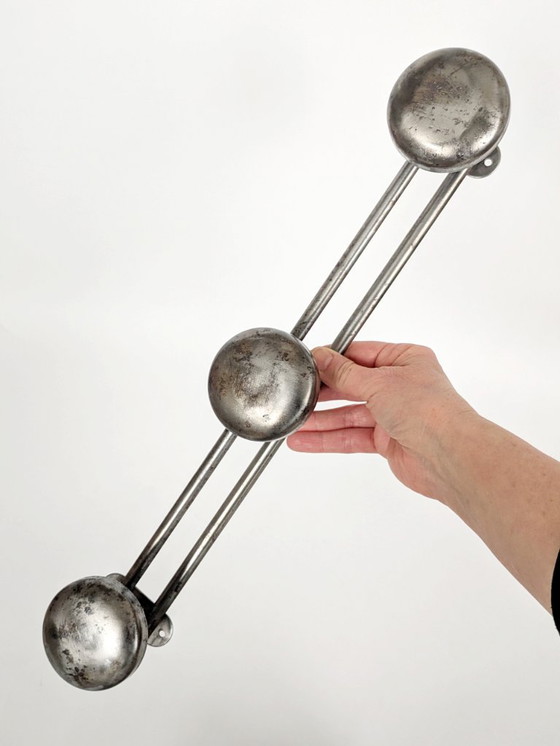 Image 1 of Paar französische Stahlgarderobenständer, industrielle Wandhaken aus den 1950er Jahren mit runden Köpfen