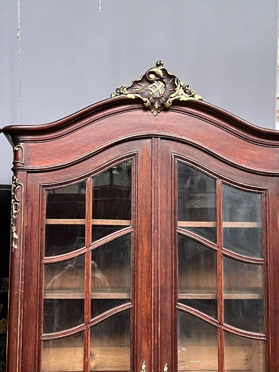 Twee vitrines in Lodewijk XV-stijl. Handgeschilderd in goud, vervaardigd uit massief eikenhout. (photo 6 of 8)