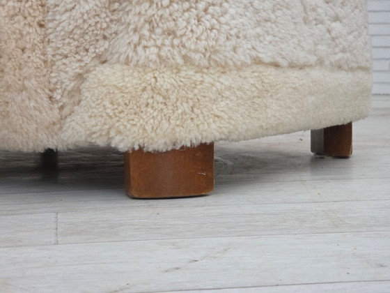 Image 1 of Dänisches Design aus den 1960er Jahren, neu bezogener Hochlehner-Sessel, echtes Schaffell.