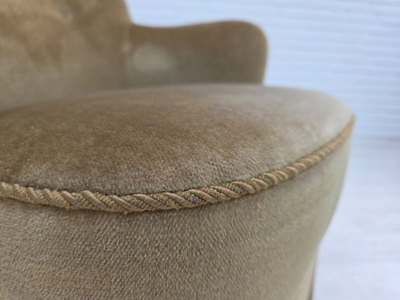 Image 1 of Poltrona danese con schienale alto, anni '70, rivestimento in velluto verde chiaro.