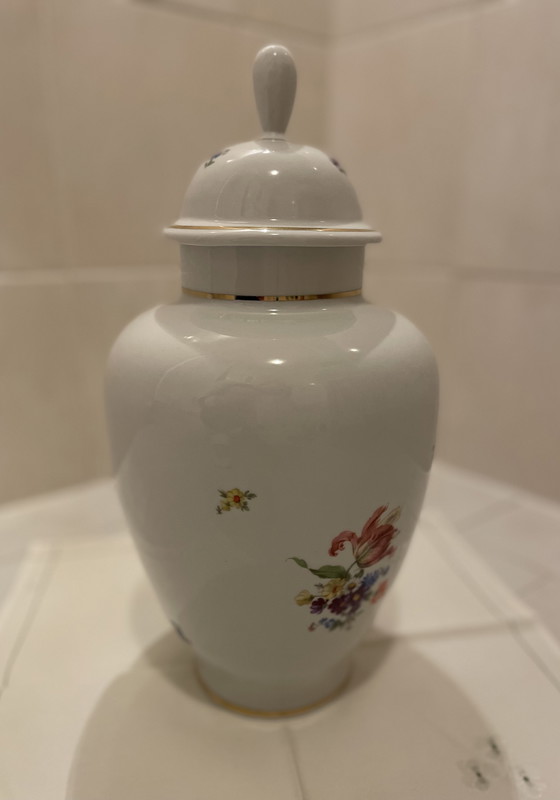 Image 1 of Jarrón alto de porcelana noble con tapa/decoración H 37 cm en blanco de Crown Regent