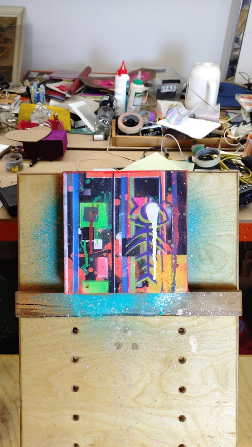 Future - philosophie visuelle utilisant graffiti acrylique et pochoirs