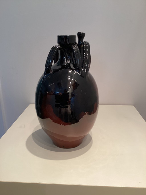 Magnifique vase en céramique Art Déco avec glaçure coulante et formes asymétriques.
