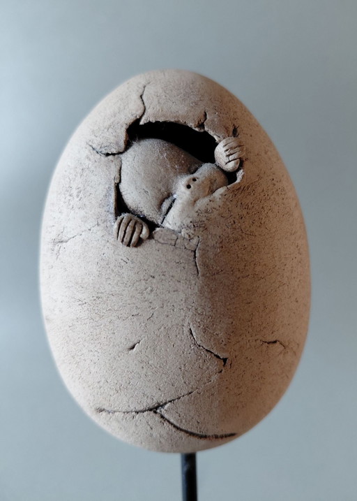 Sculptures Céramique Exclusives Faites à la Main – 'Nouvelle Vie' sur Socle de Musée