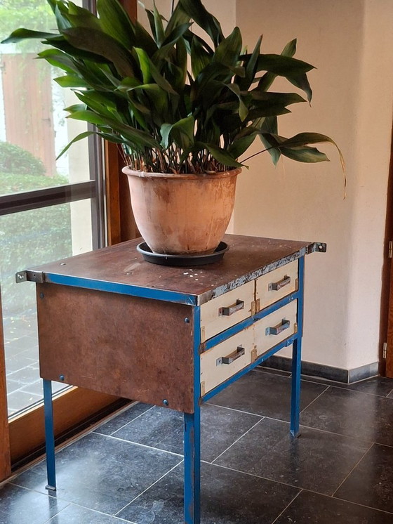 Image 1 of Industrieel vintage werktafeltje / ladekast
