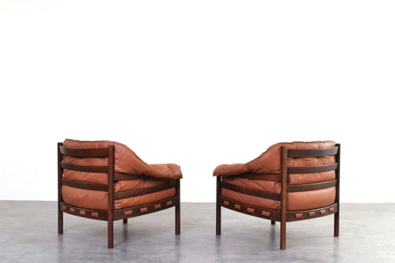 Sillones de roble y cuero de mediados de siglo, diseñados por Arne Norell para Coja en la década de 1960. (photo 4 of 16)