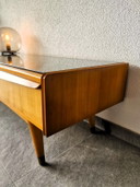 Credenza bassa vintage, design retrò danese di metà secolo, in teak