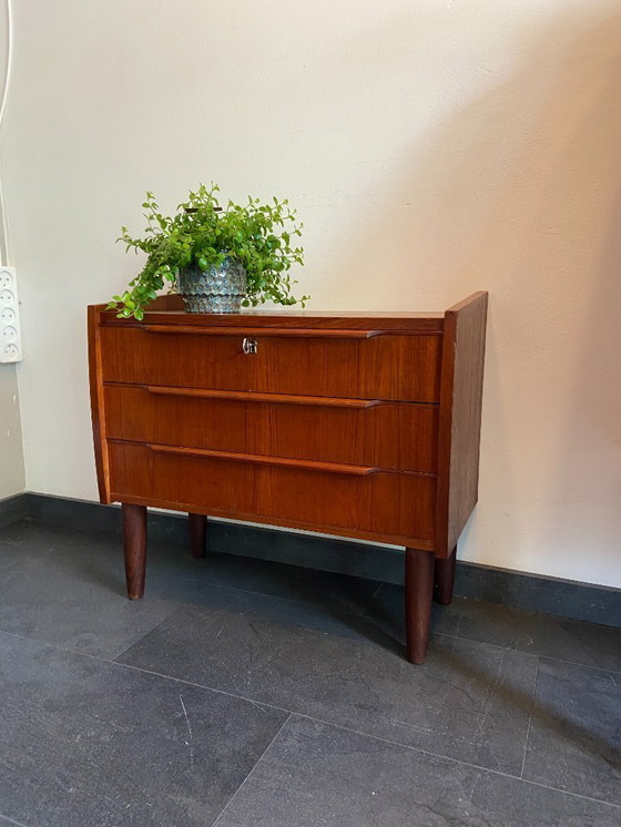 Image 1 of Vintage Deense 3-ladekast van teakhout