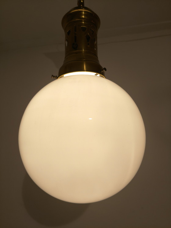 Image 1 of Pendentif en laiton avec boule en verre opalin