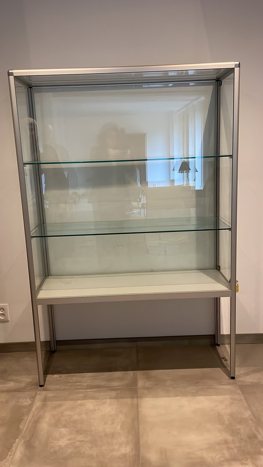 Stevige glazen vitrinekast met gleuf