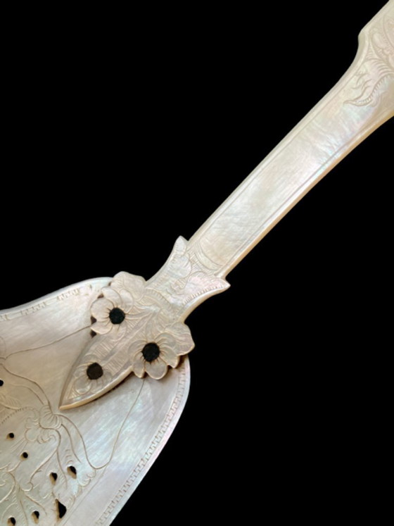 Image 1 of Old mother-of-pearl cutting board and cake/fish knife