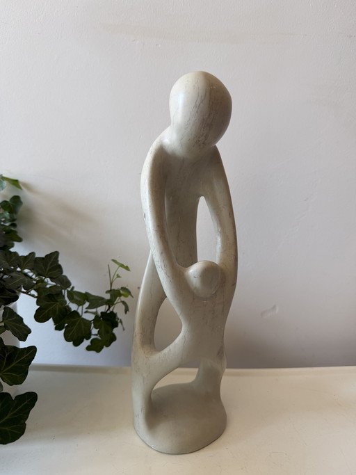 Sculpture en stéatite représentant un parent et un enfant