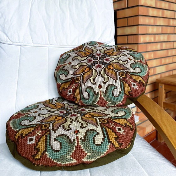 Paar antiker portugiesischer Arraiolos runder gewebter Kissenbezüge aus den 1930er Jahren – Textile (photo 7 of 10)